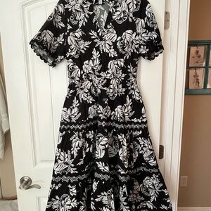Crown & Ivy Black and White Leaf Print Midi Dress
